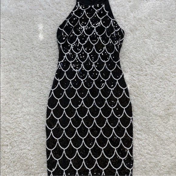 Cache Sequin Body-con Scallop Dress - Picture 2 of 5